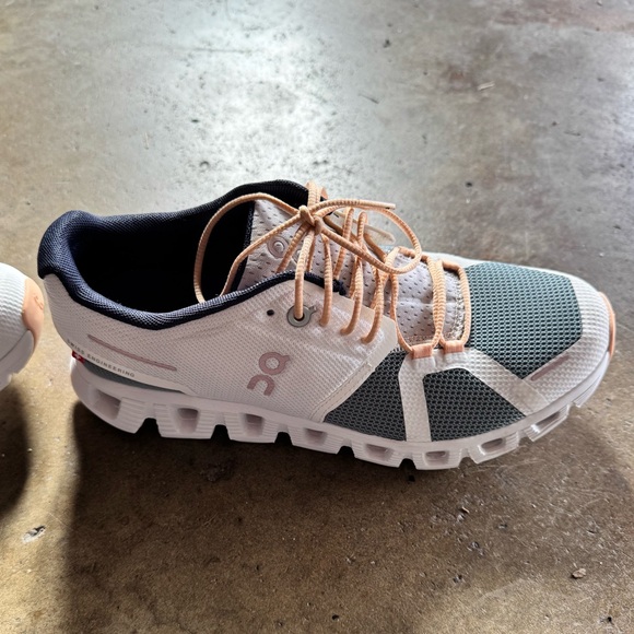 On Cloud Running Shoes - Picture 5 of 9